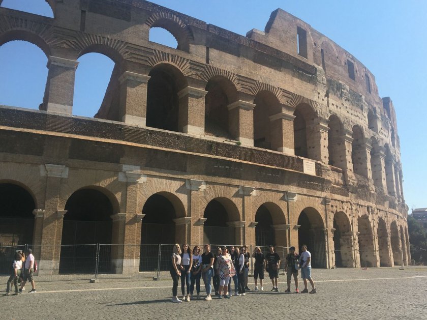 Uczestnicy wyjazdu przed Koloseum [1280x768]
